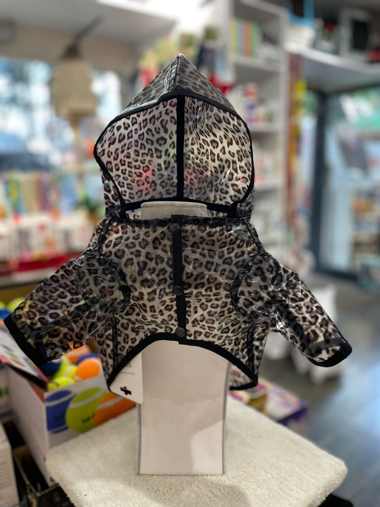 Lolika Leopar Şeffaf Köpek Yağmurluğu – Hafif, Modern ve Stil Sahibi (No:6)