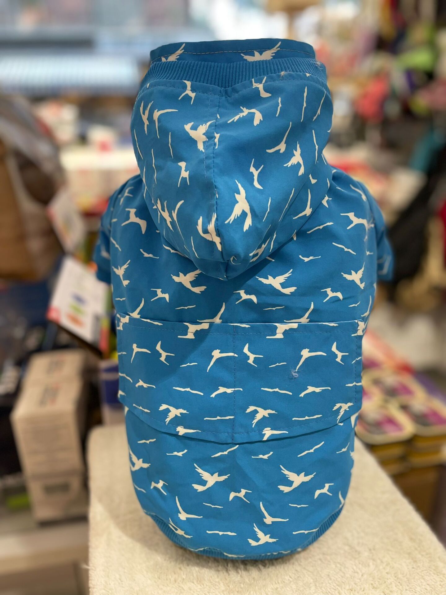 Lolika Mavi Beyaz Kuş Desenli Köpek Yağmurluğu – Hafif, Rahat ve Şık Tasarım (No:1)